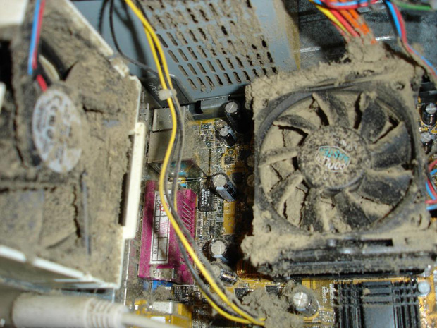удаляем пыль с радиаторов компьютера